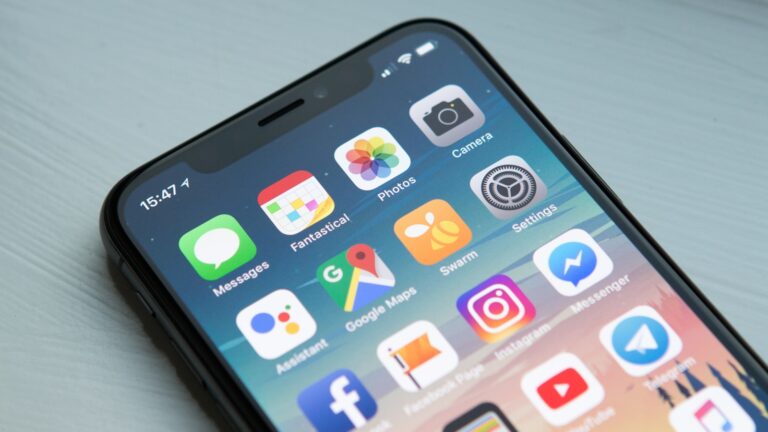 Smartphone com aplicativos, representando apps de questões para concursos públicos