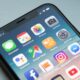 Smartphone com aplicativos, representando apps de questões para concursos públicos