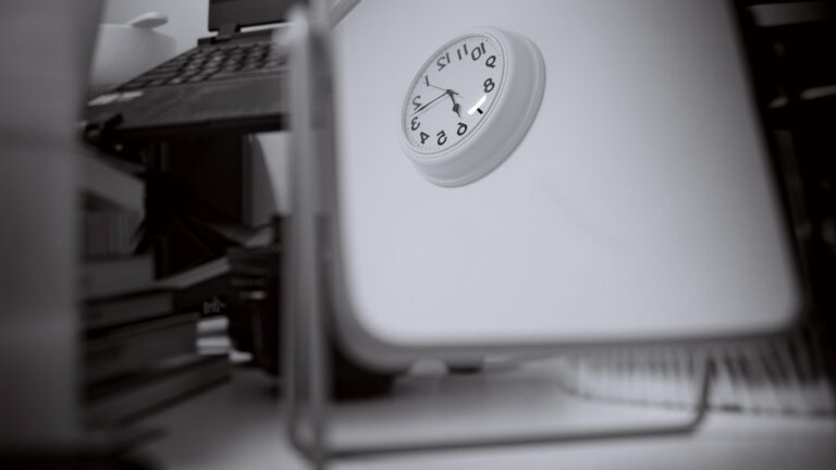 Relógio em ambiente de estudo, representando foco e técnica Pomodoro