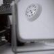 Relógio em ambiente de estudo, representando foco e técnica Pomodoro