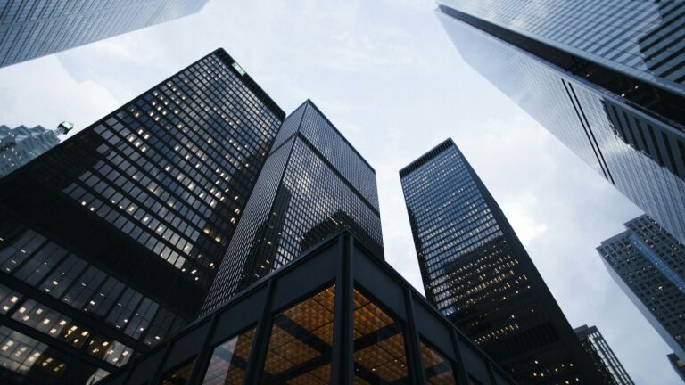 Prédios corporativos altos representando instituições públicas federais e carreira em concursos