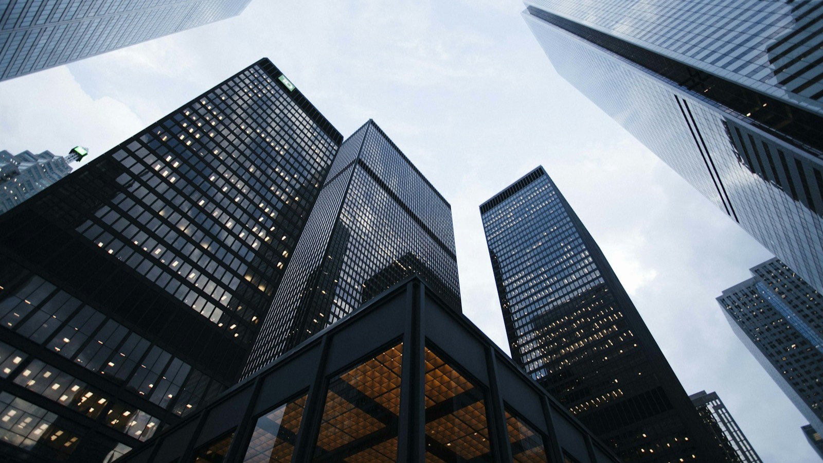 Prédios corporativos altos representando instituições públicas federais e carreira em concursos