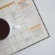 Planner mensal com calendário, representando cronograma de estudos para concursos públicos