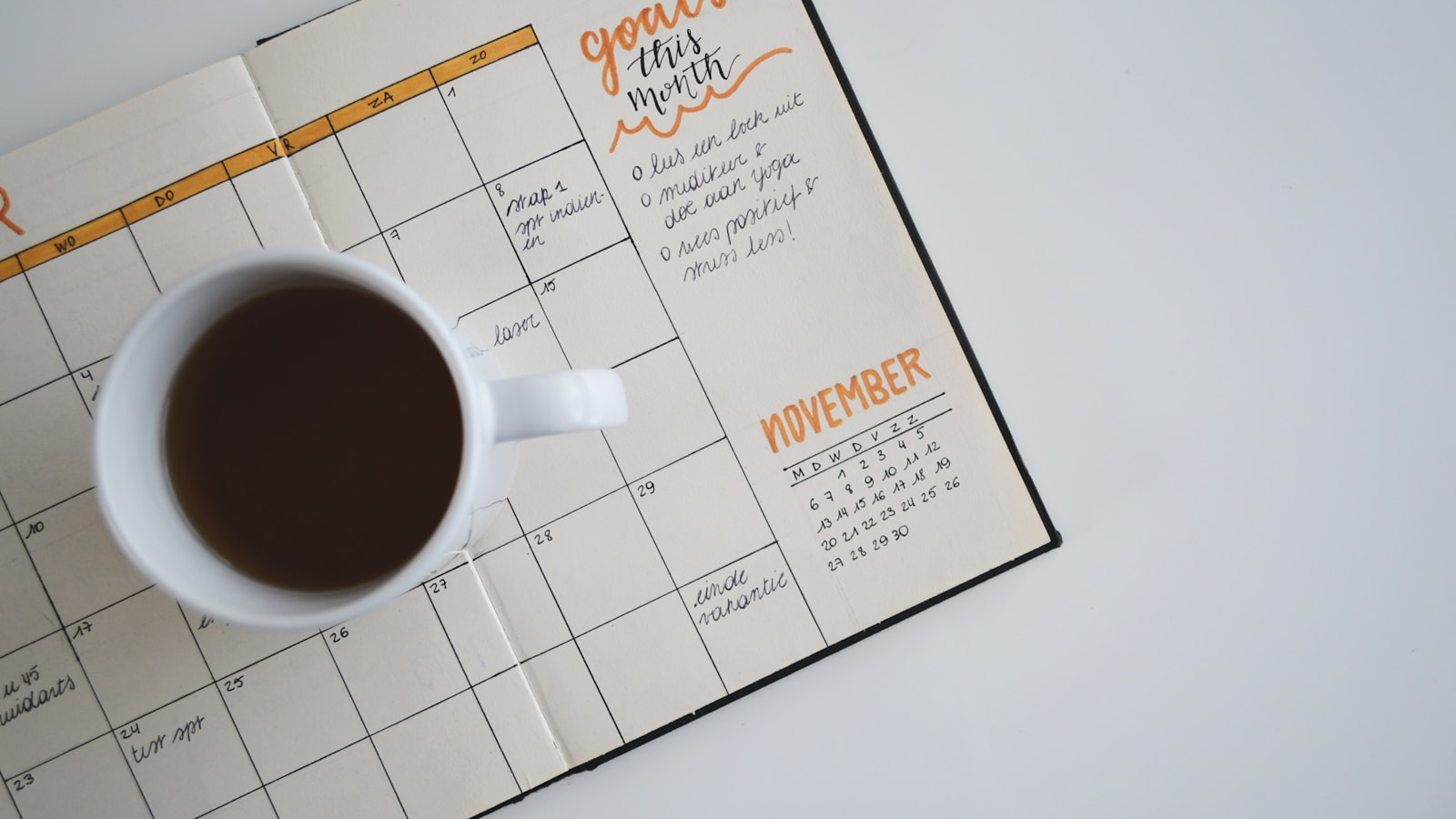 Planner mensal com calendário, representando cronograma de estudos para concursos públicos