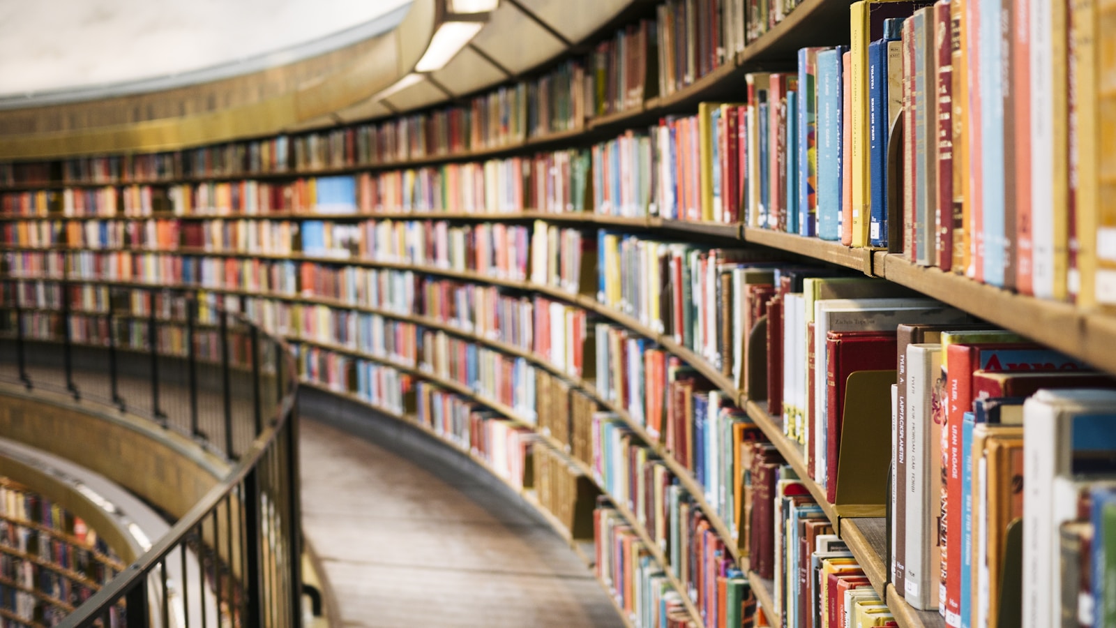 Estante de livros em biblioteca, representando curso de alemão para iniciantes