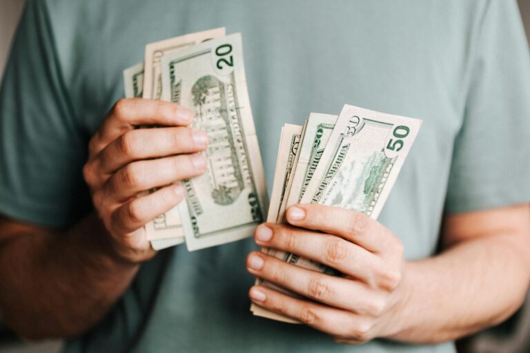 Pessoa analisando crédito e finanças pessoais no computador