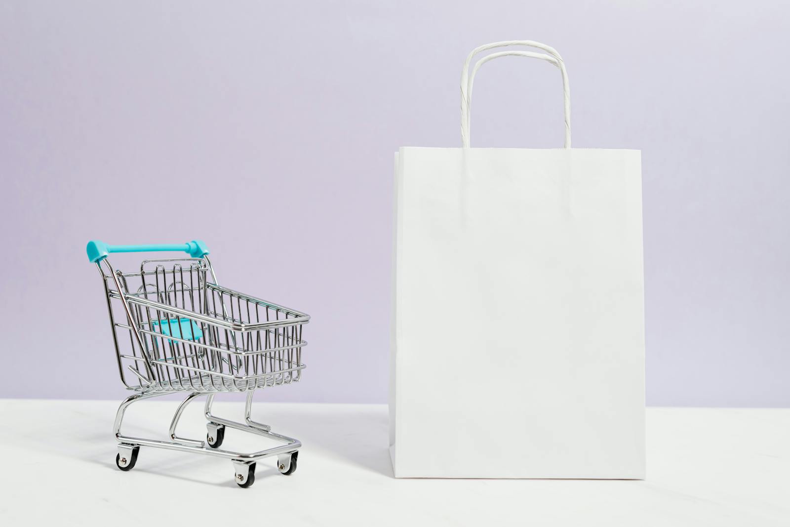 Pessoa preparando vendas online em loja virtual e e-commerce