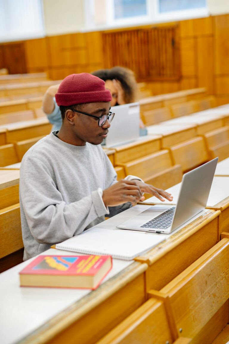 Estudante usando notebook para estudar francês online, representando curso gratuito de francês intermediário da TV5MONDE