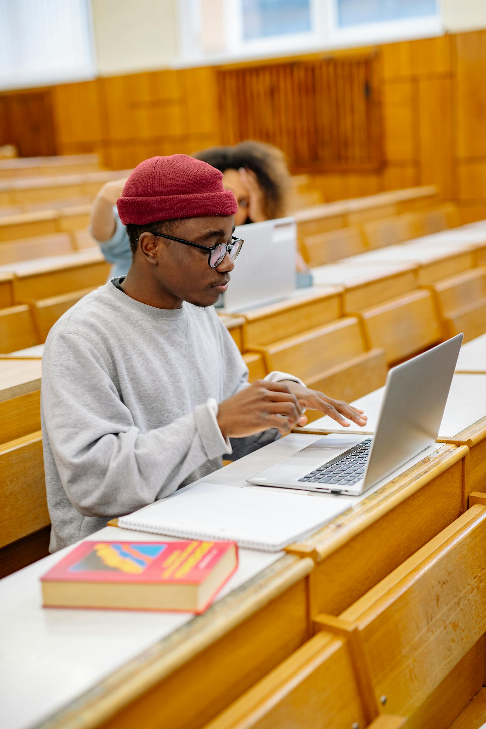 Estudante usando notebook para estudar francês online, representando curso gratuito de francês intermediário da TV5MONDE