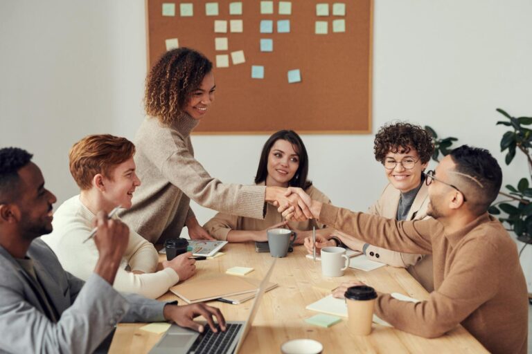 Equipe de pequena empresa em reunião de gestão de pessoas e liderança