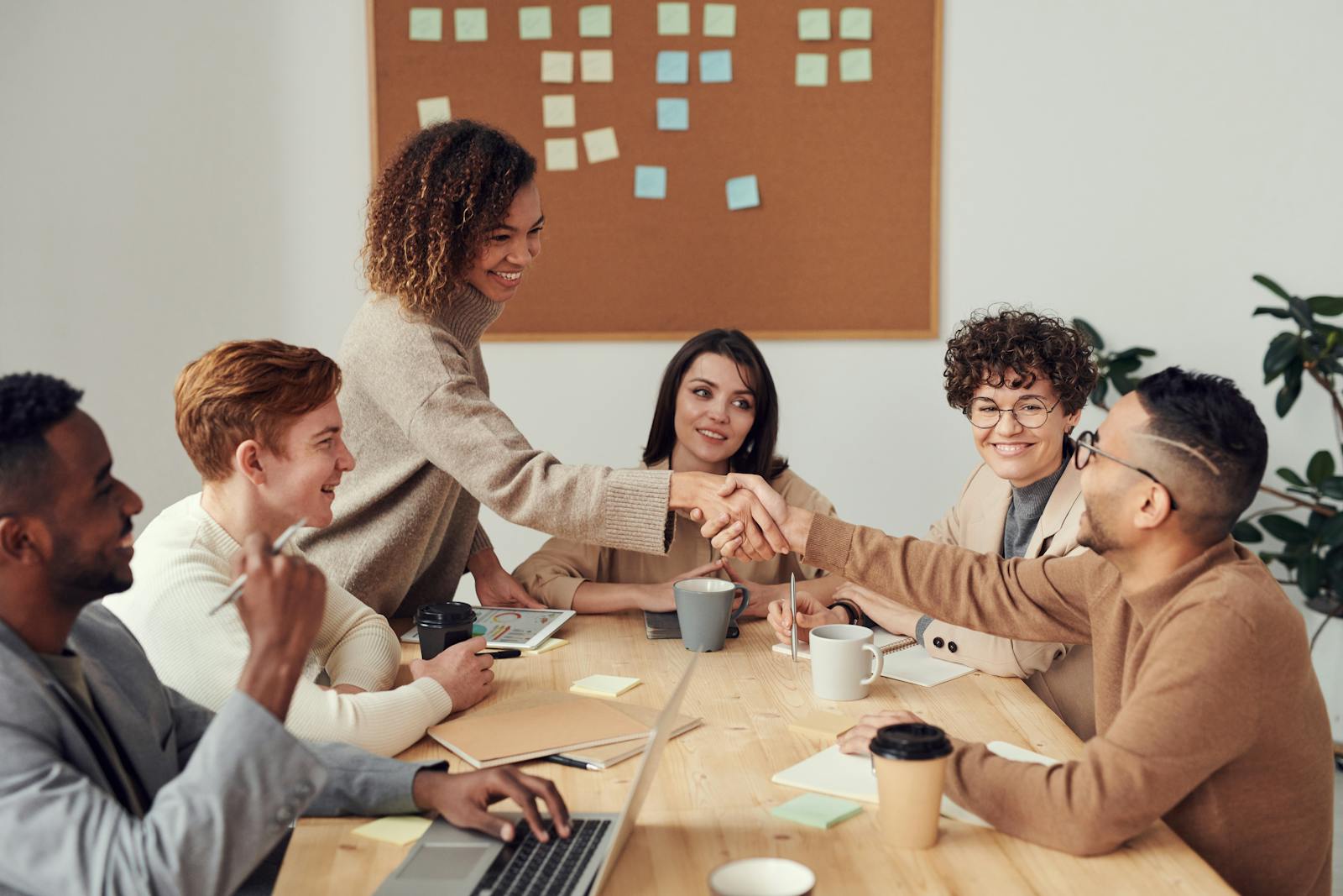 Equipe de pequena empresa em reunião de gestão de pessoas e liderança