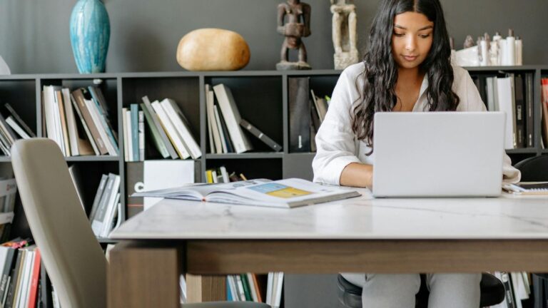 Profissional trabalhando em mesa administrativa com notebook
