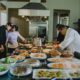 Equipe preparando alimentos em cozinha profissional