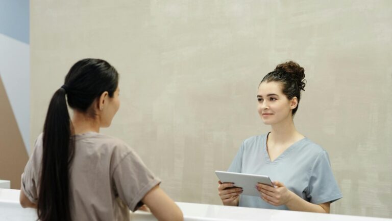 Profissional de atendimento recepcionando cliente em balcão