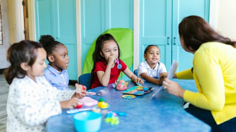 Crianças em sala de educação infantil com professora