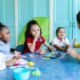 Crianças em sala de educação infantil com professora