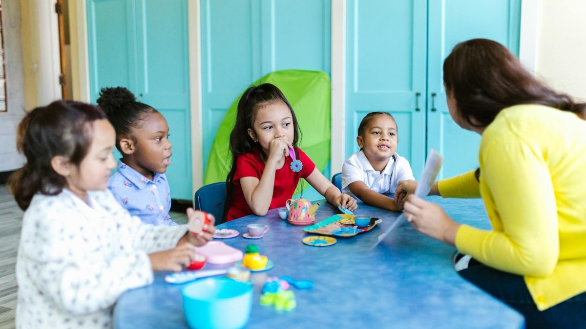 Crianças em sala de educação infantil com professora