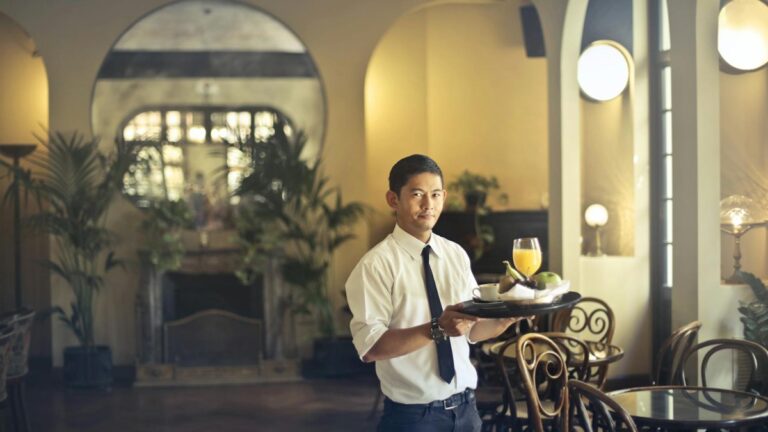 Garçom servindo bebidas em restaurante