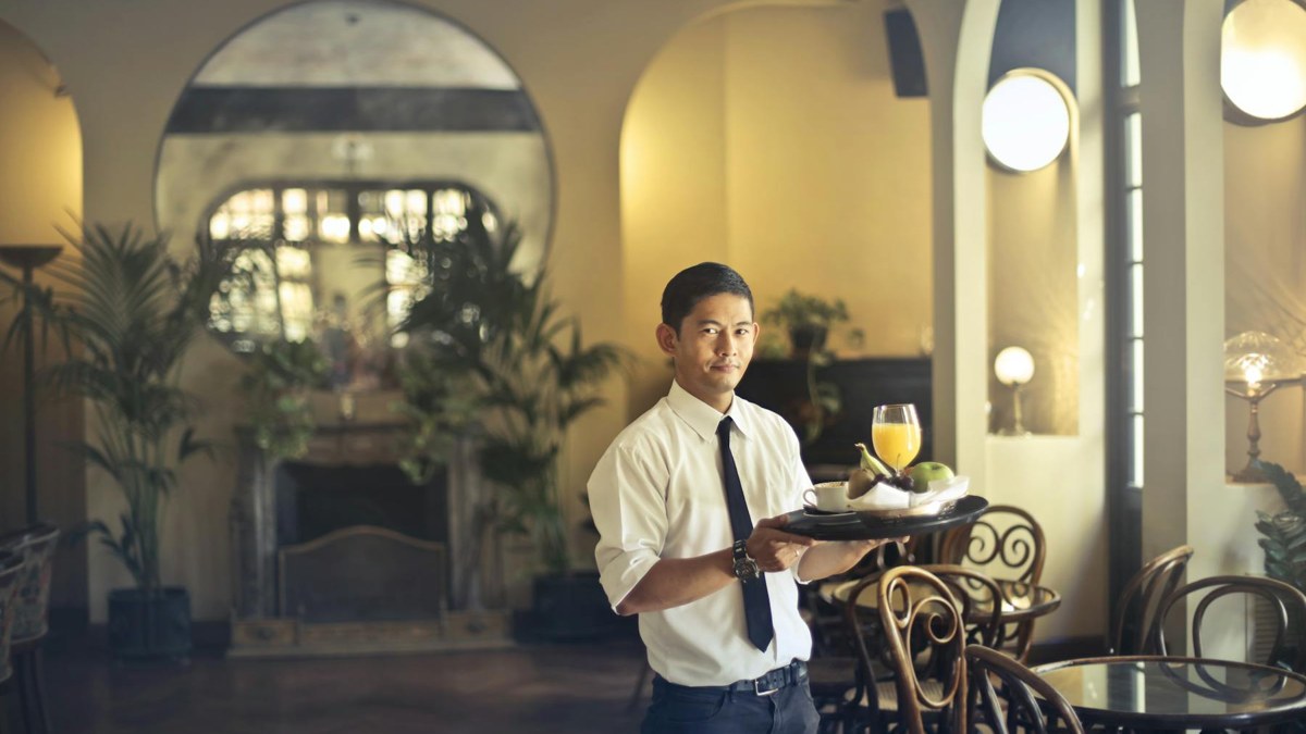 Garçom servindo bebidas em restaurante
