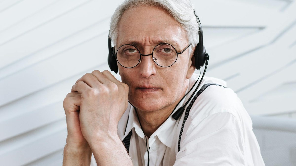 Operador de call center usando headset em ambiente de atendimento