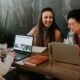 Estudantes usando notebooks, representando curso de inglês gratuito online