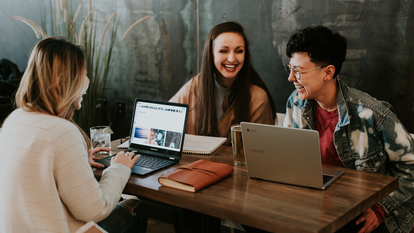 Estudantes usando notebooks, representando curso de inglês gratuito online