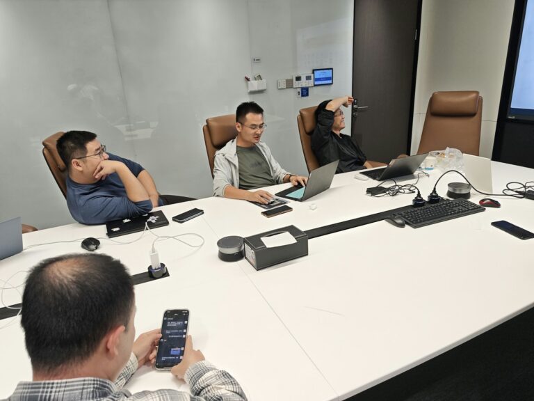 Profissionais em reunião corporativa usando inglês para negócios