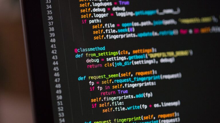 Tela com código de programação para estudo de inglês técnico em TI