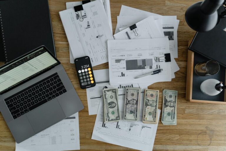 Pessoa analisando gráficos e materiais de educação financeira, representando curso gratuito de investimentos básicos da CVM