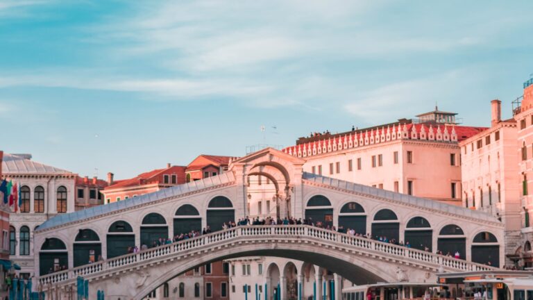 Ponte de Rialto em Veneza, representando curso gratuito de italiano e cultura italiana