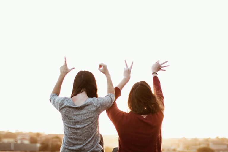 Duas pessoas sinalizando com as mãos, representando curso online gratuito de Libras