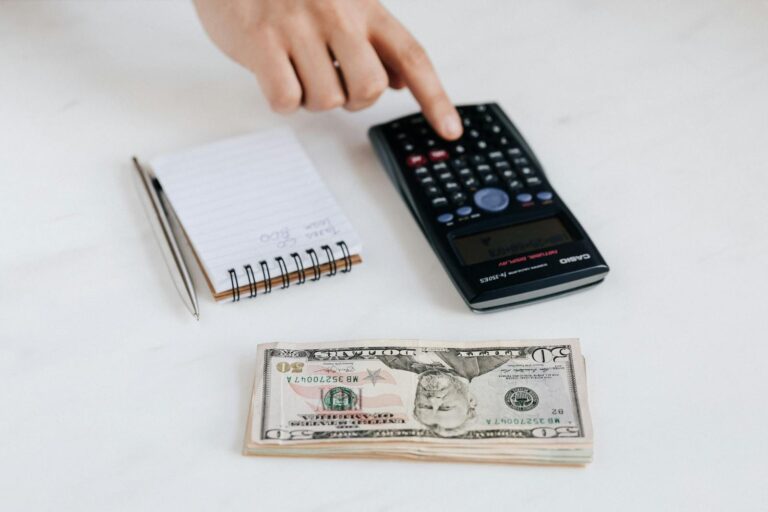 Pessoa usando calculadora para estudar matemática financeira