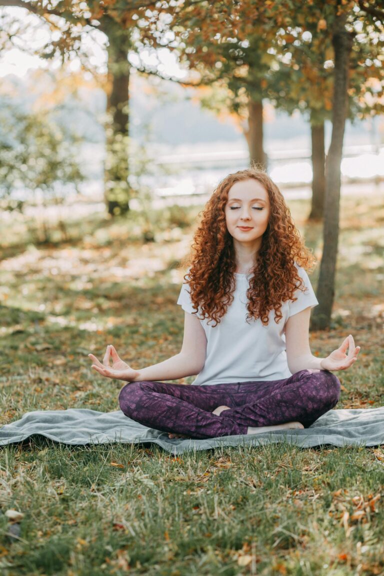 Pessoa em momento de cuidado com saude mental, bem-estar e meditacao