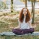 Pessoa em momento de cuidado com saude mental, bem-estar e meditacao