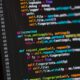 Estudante programando no notebook para curso técnico em desenvolvimento de sistemas EAD
