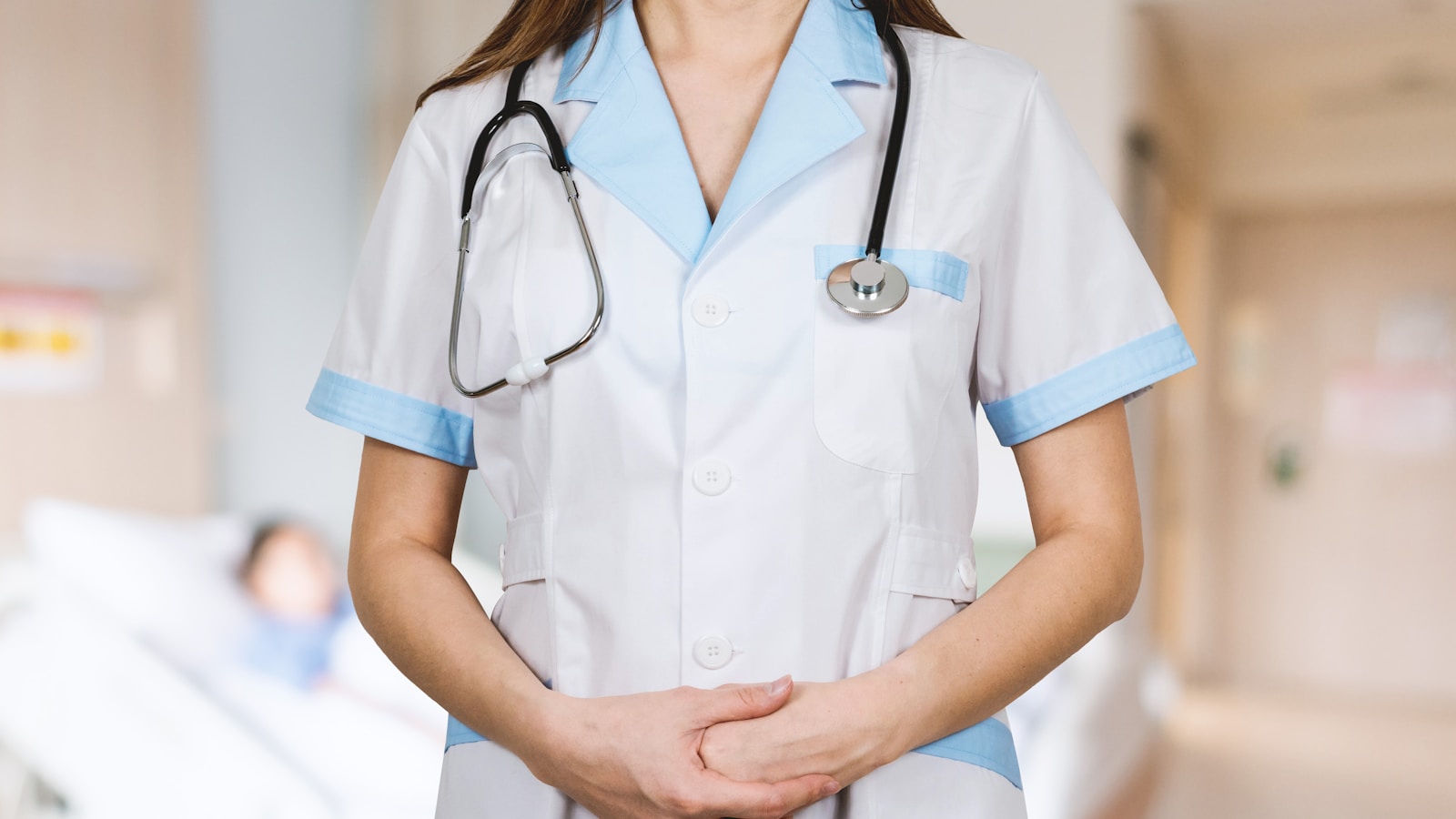 Profissional de saúde em ambiente hospitalar, representando curso técnico em enfermagem gratuito pelo SENAC