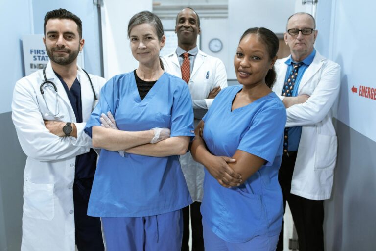 Profissional de enfermagem em ambiente hospitalar cuidando de paciente