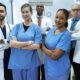 Profissional de enfermagem em ambiente hospitalar cuidando de paciente