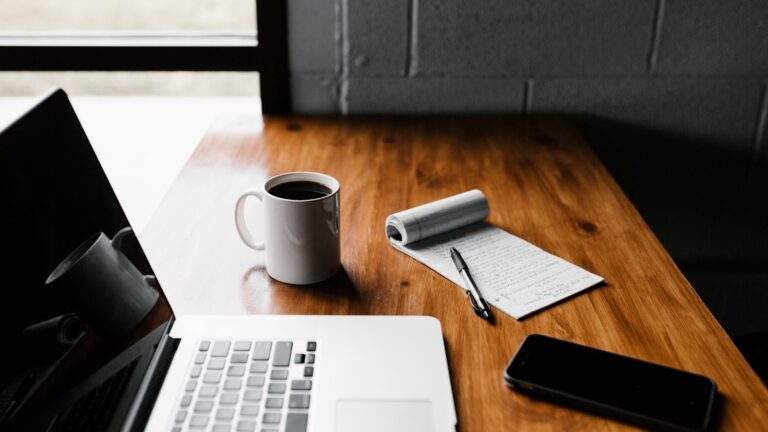 Mesa organizada de escritório para curso técnico em secretariado EAD