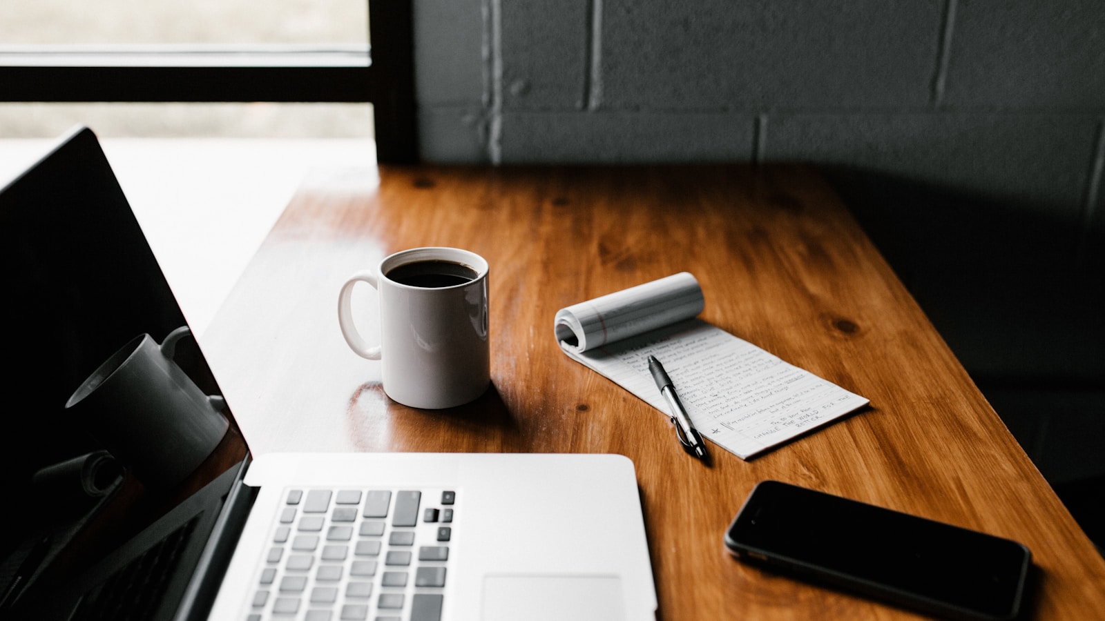 Mesa organizada de escritório para curso técnico em secretariado EAD