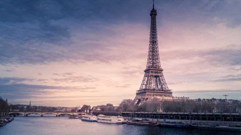 Torre Eiffel em Paris, representando cursos gratuitos de francês online