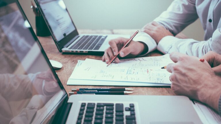 Planejamento de projeto em mesa de trabalho para especialização técnica EAD