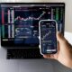 Pessoa estudando mercado de capitais e educação financeira em computador