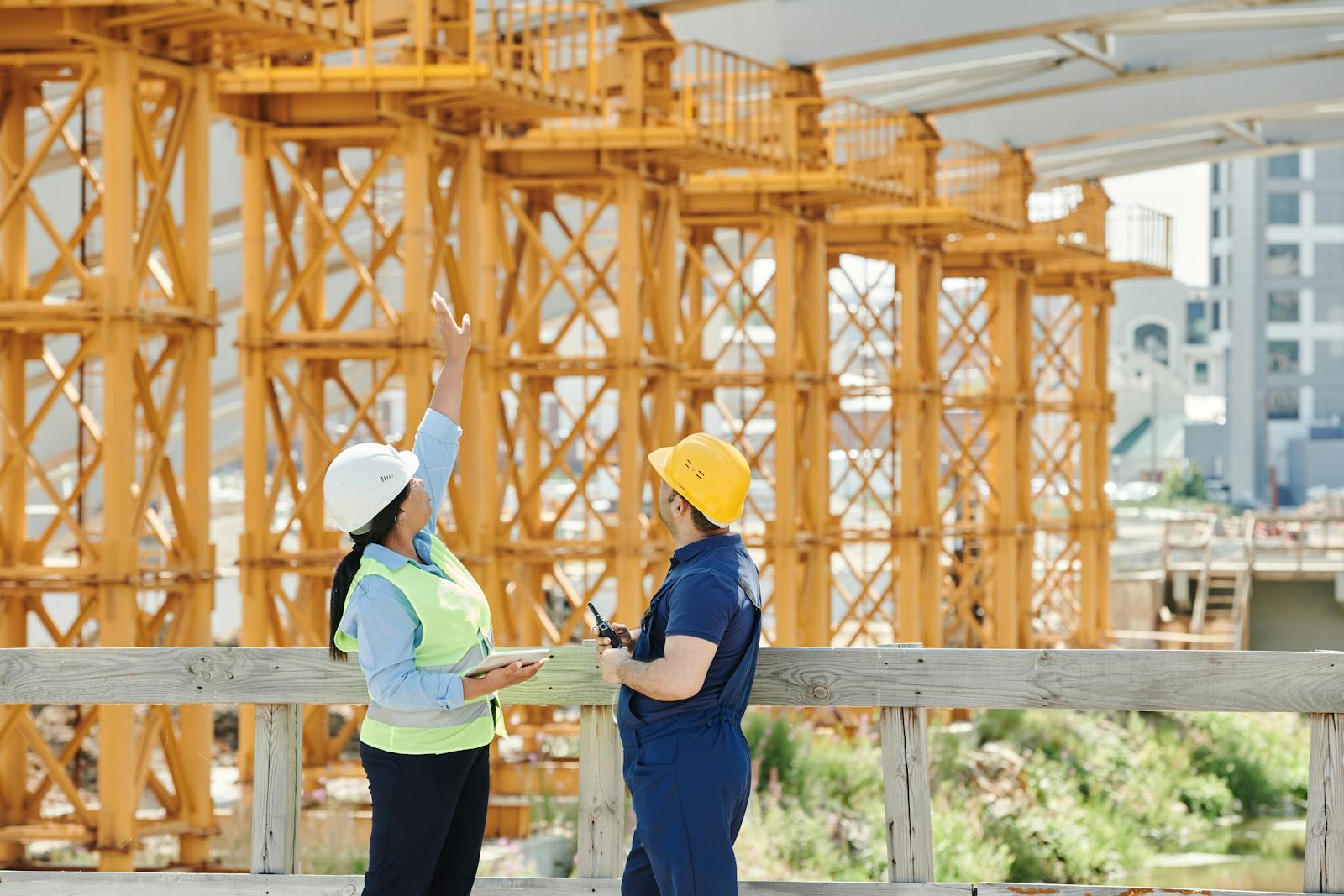Profissional usando equipamento de proteção, representando curso gratuito de saúde do trabalhador da Fiocruz