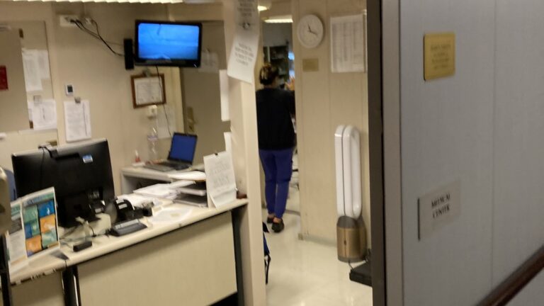 Área de recepção médica com balcão de atendimento em ambiente de saúde.