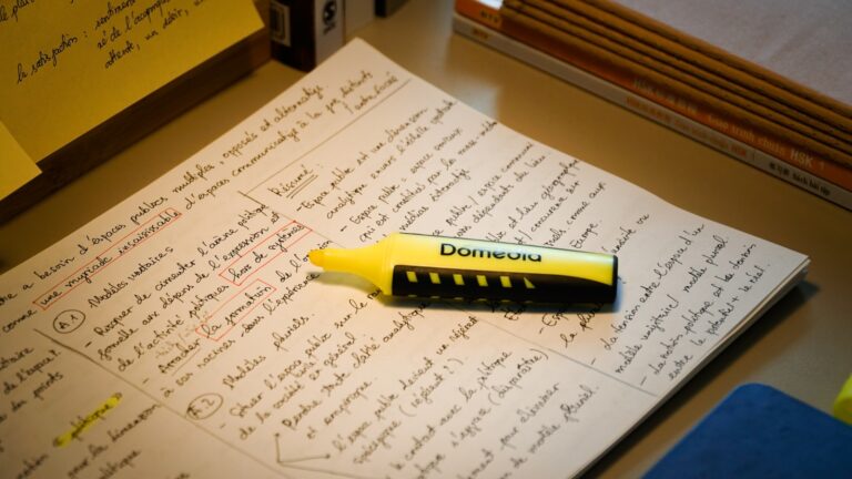 Caderno de estudos com marca-texto, representando técnicas de memorização para estudantes