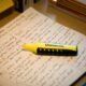 Caderno de estudos com marca-texto, representando técnicas de memorização para estudantes