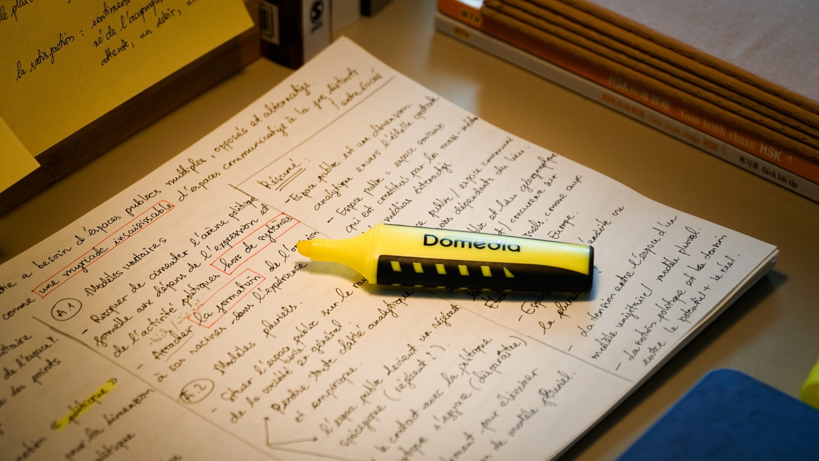 Caderno de estudos com marca-texto, representando técnicas de memorização para estudantes