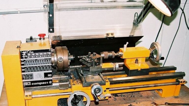 Torno mecânico convencional em ambiente industrial.