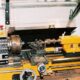 Torno mecânico convencional em ambiente industrial.